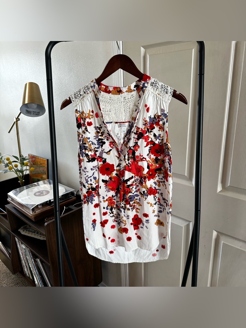 Market & Spruce White Sleeveless Floral Lace-Back Camisole - Red & Purple 🦋
